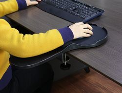 Reposabrazos ergonomico q-connect con alfombrilla de raton y apoyo de muñeca color negro 220x140x480 mm