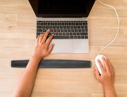 Reposamuñecas q-connect de gel para teclado color negro