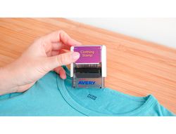 Sello avery especial tejidos personalizable 3 lineas 288 caracteres con pinza y tira termoadhesiva lavable negro