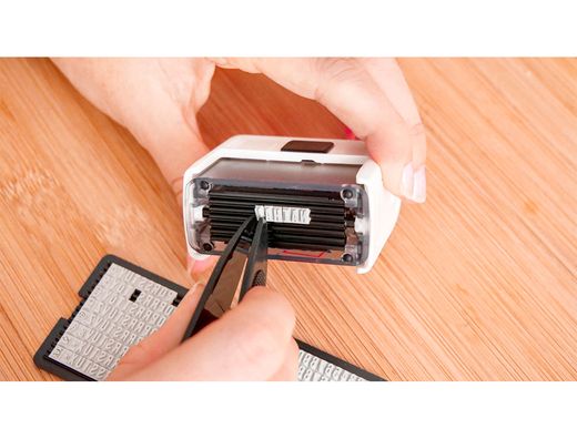 Sello avery especial tejidos personalizable 3 lineas 288 caracteres con pinza y tira termoadhesiva lavable negro