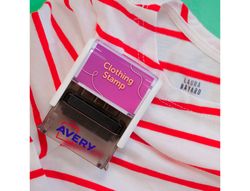 Sello avery especial tejidos personalizable 3 lineas 288 caracteres con pinza y tira termoadhesiva lavable negro