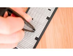 Sello avery especial tejidos personalizable 3 lineas 288 caracteres con pinza y tira termoadhesiva lavable negro