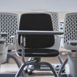 Silla Confidente Con Ruedas Y Pala Escritura Tapizado Negro