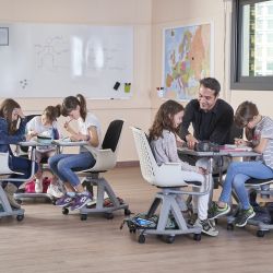 Silla Confidente Con Ruedas Y Pala Escritura Tapizado Verde