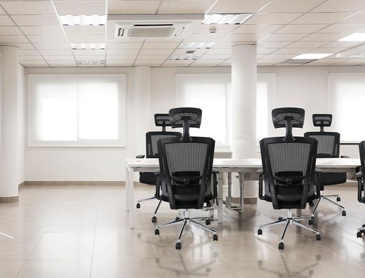 Silla giratoria q-connect ergonomica respaldo alto y reposacabeza ajustable en altura 1180+100x630x625 mm