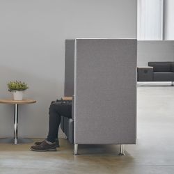 Sofá Soft Seating Individual + Mesa 125x129x68 cm. Color Negro/Naranja