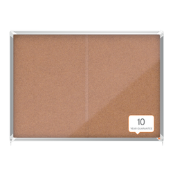 Vitrina NOBO Premium Plus de puerta corredera fondo de corcho 18 x A4 hojas