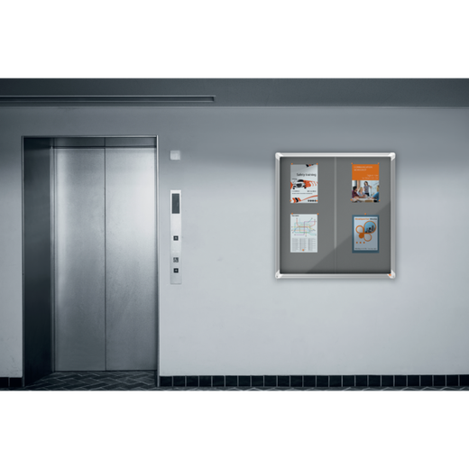 Vitrina NOBO Premium Plus de puerta corredera fondo de fieltro 18xA4 hojas, gris
